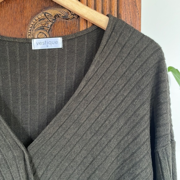 Vestíque Wrap Top Forest Green - Picture 2 of 3